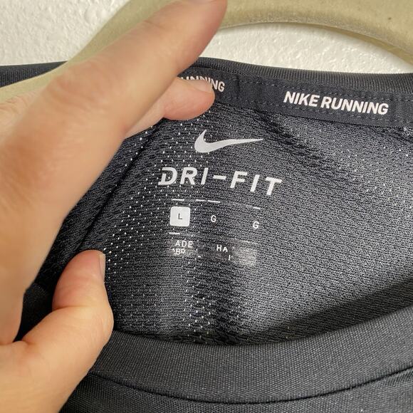 Nike Miler Tee Size Large Men's Short Sleeve Running Top‎ Black 856880 - Picture 2 of 5